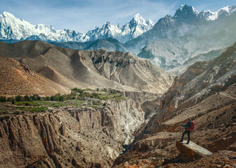 Active Hiker with backpack enjoying view beautiful mountain canyon in Himalayas, Nepal - obrazy, fototapety, plakaty