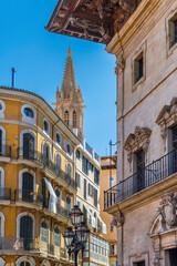 Im Zentrum der Altstadt von Palma auf Mallorca mit Rathaus