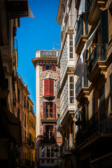 Fototapeta na wymiar Straßenzug mit Häusern in der Altstadt von Palma auf Mallorca, Spanien
