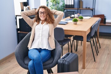 Obraz premium Young beautiful hispanic woman business worker relaxed waiting for travel at office