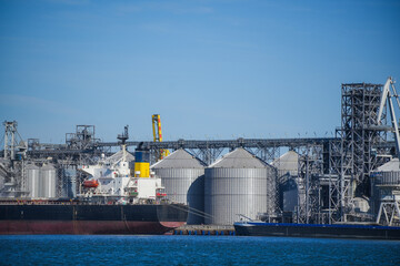 Obraz premium Cereal warehouse in a port