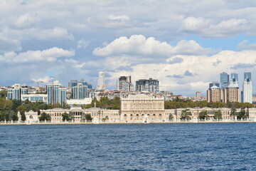 Obraz premium Istanbul water view, mansion, boats, sky and clouds