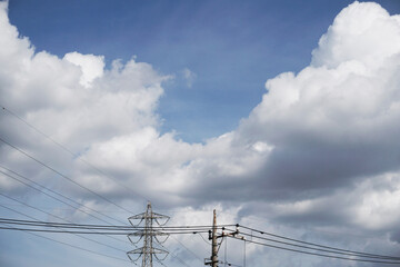 電線上の青空と入道雲（積乱雲）の風景