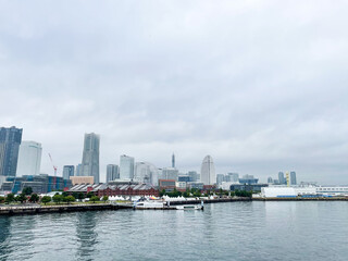 Fototapeta premium 曇りの日の神奈川県横浜市みなとみらいの都市風景