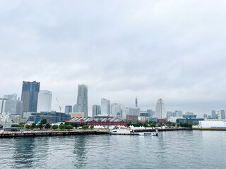 曇りの日の神奈川県横浜市みなとみらいの都市風景