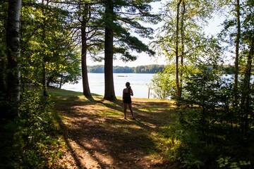 Naklejka premium Closeup shot of a young hiker in the forest in Wisconsin, USA