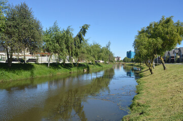 Obraz premium houses of an urbanization and a beautiful river in Chile
