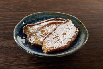 干し芋　木目背景イメージ
