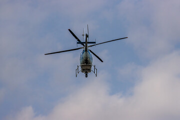 Lecący helikopter