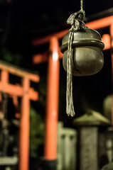 京都 夜の伏見稲荷大社の鳥居と大きな鈴