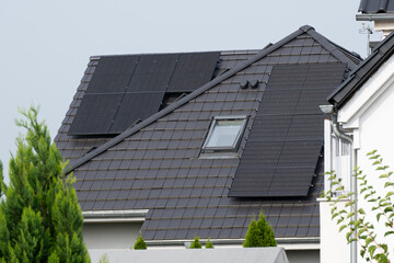 Panele fotowoltaiczne na dachu domu mieszkalnego