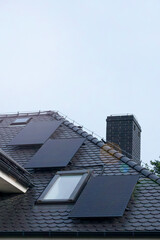 Fototapeta na wymiar Panele fotowoltaiczne na dachu domu mieszkalnego