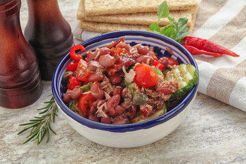 Tuna salad with bean and tomato