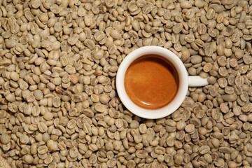Tazzina di caffè nel sacco dei semi