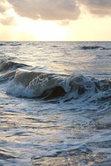 Obraz premium Vertical of ocean waves in Galveston, Texas during sunset