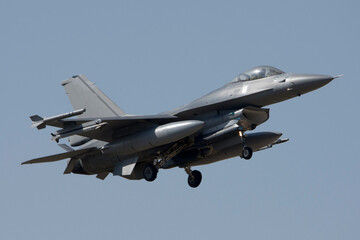 Fototapeta na wymiar Avión de combate aterrizando f-16