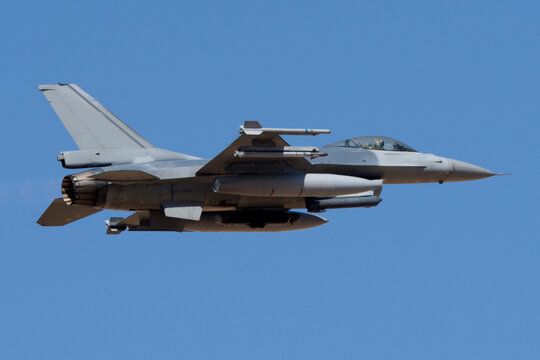 Avi&oacute;n de combate despegando f-16