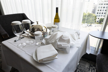 都会の老舗高級ホテルの客室で2人分のルームサービスとワインで食事（東京都千代田区）