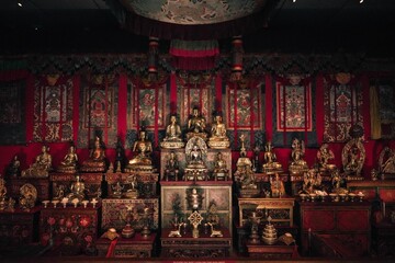 Boeddhistisch altaar met veel iconen, beelden, tekeningen en symbolen