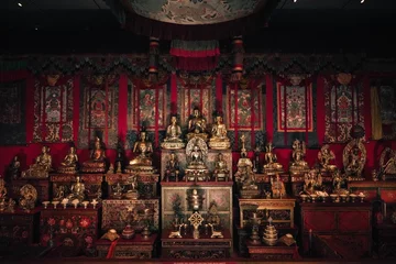 Fotobehang Historisch monument Boeddhistisch altaar met veel iconen, beelden, tekeningen en symbolen