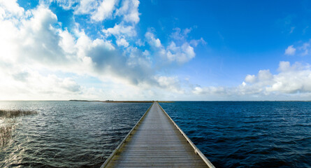 Eine kleine Holzbrücke führt auf die Insel Hindø im Stadilfjord in Jütland, Dänemark