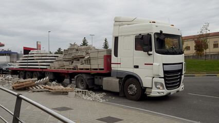 the truck at the entrance to the turn lost the load, scattering concrete blocks on the road