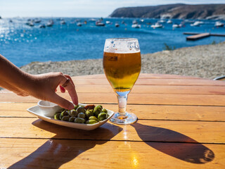 Copa de cerveza frente a la playa de Cadaqués