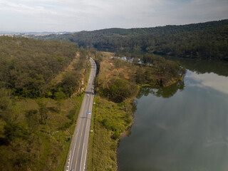 Foto aérea da represa de Mairiporã no interior de São Paulo e também da ponte e rodovias na...