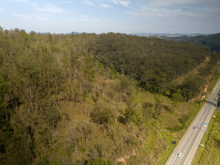 Foto a&eacute;rea da represa de Mairipor&atilde; no interior de S&atilde;o Paulo e tamb&eacute;m da ponte e rodovias na cercania