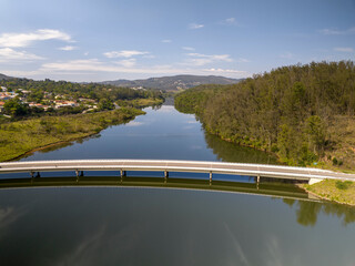 Foto aérea da represa de Mairiporã no interior de São Paulo e também da ponte e rodovias na...