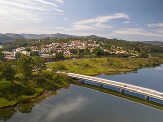 Foto aérea da represa de Mairiporã no interior de São Paulo e também da ponte e rodovias na...