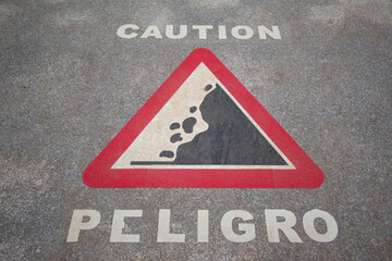 Señal de Peligro/Caution por desprendimientos pintado en el suelo.