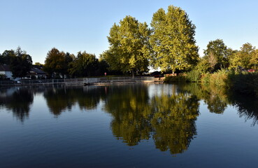 Fototapeta na wymiar Naturschwimmbad in Endigen im Herbst