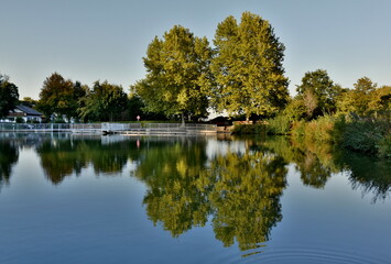 Fototapeta na wymiar Naturschwimmbad in Endigen im Herbst