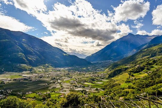 Algund, Dorf Tirol, Weinberge, Dorf, Kirche, Waalweg,  Obstb&auml;ume, Vinschgau, Rabland, Naturns, S&uuml;dtirol, Herbst, Herbstsonne, Italien