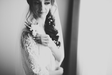 Obraz premium Luxury wedding bride, girl posing and smiling with bouquet