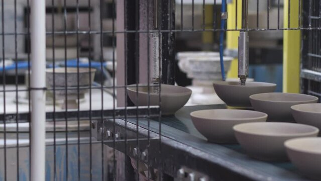 The conveyor for the production of porcelain tableware is in operation