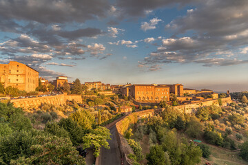 Fototapeta na wymiar Panorama des remparts et des collines de Sienne, Italie, au soleil couchant