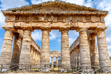 Obraz premium Calatafimi-Segesta, Sicily, Italy - July 9, 2020: Doric Temple and landscape of Segesta in Sicily, Italy