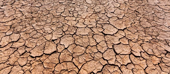Wandcirkels aluminium drought cracked landscape, dead land due to water shortage © AA+W
