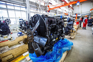 Modern diesel engine for assembling of machinery in the workshop - obrazy, fototapety, plakaty