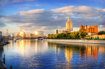 Fototapeta premium Radisson Hotel (former Ukraine Hotel) and sun glare, Moskva River, Moscow