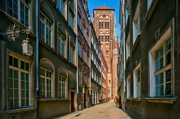 Gdańsk stare miasto wąska ulica Kaletnicza i gotycka Bazylika Mariacka