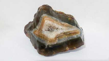 Ágata marrom com quartzo, encontrada no pântano e recolhida para coleção particular de rochas e minerais.