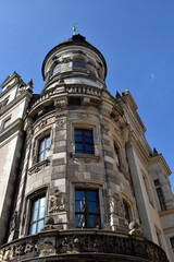 Fototapeta na wymiar Altbau mit Turm in Dresden