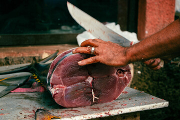 pescador cortando atun