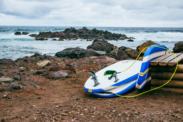 tabla de surf en la orilla