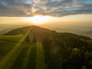 Herbstlicher Sonnenuntergang im Südschwarzwald - 537097263