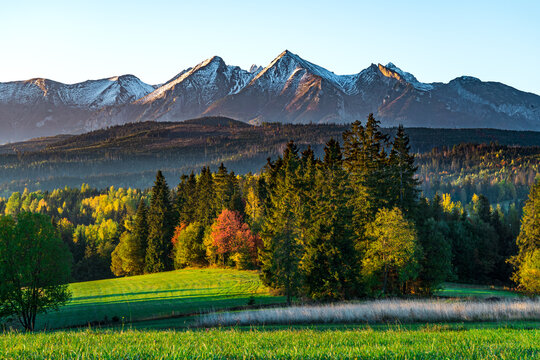 Fototapeta Poranny widok na polskie Tatry. Morning view of the Polish Tatra Mountains.