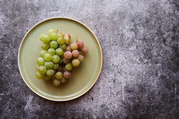 winogrona na talerzu 